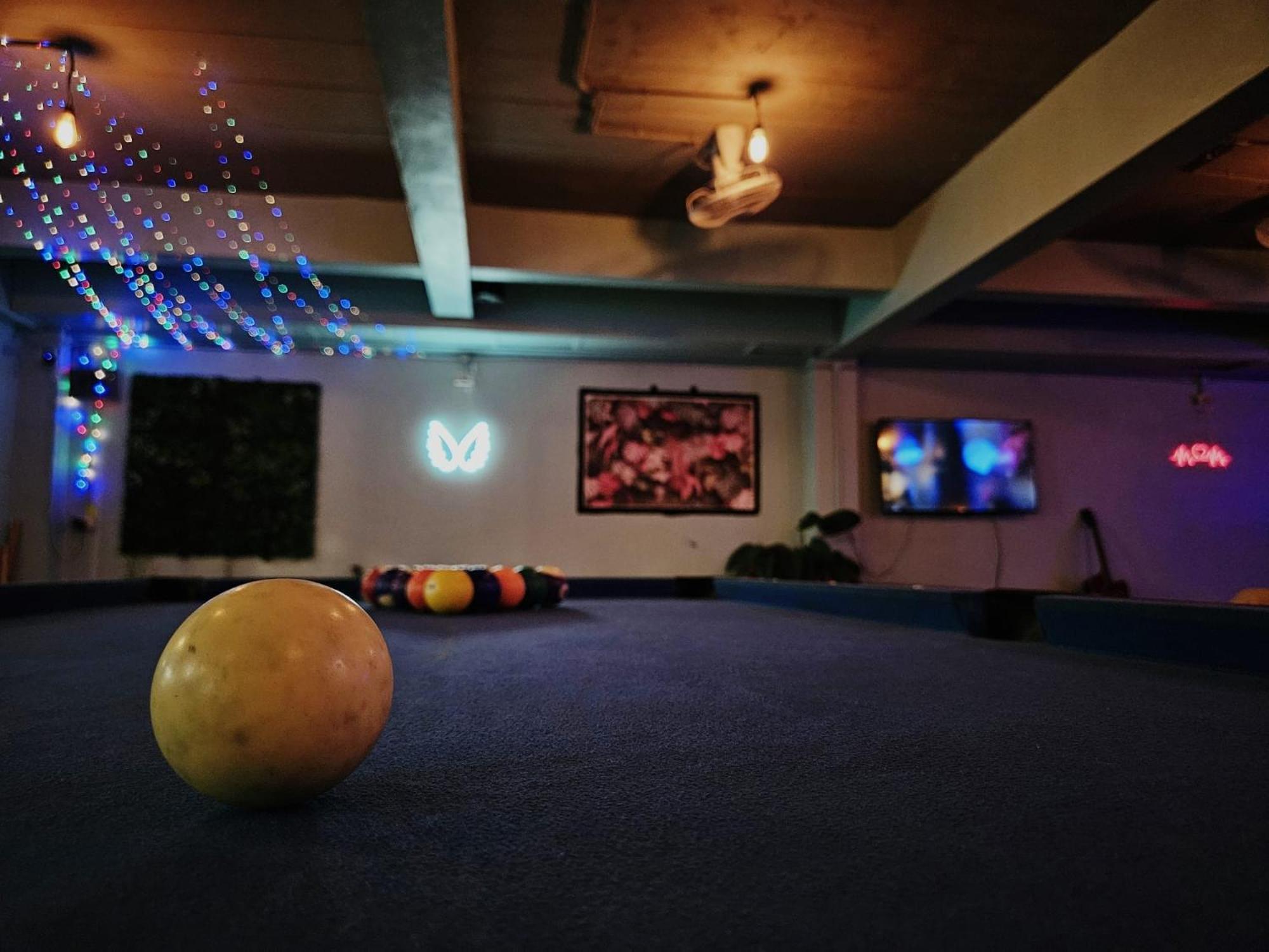 Tiki Tribe Bar & Hostel Тау Экстерьер фото