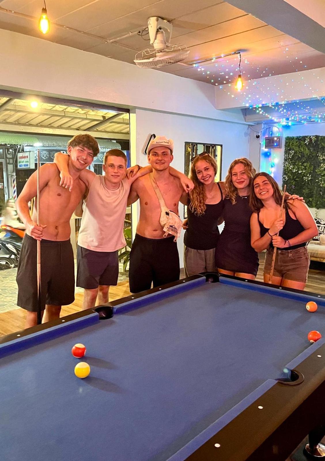 Tiki Tribe Bar & Hostel Тау Экстерьер фото