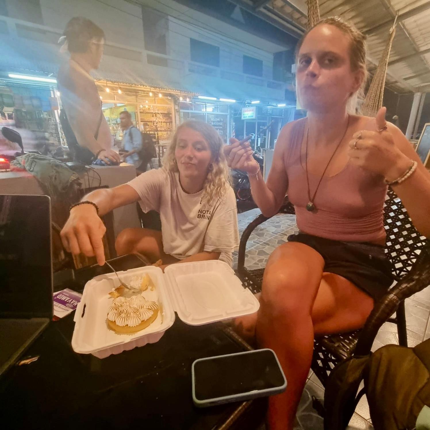 Tiki Tribe Bar & Hostel Тау Экстерьер фото
