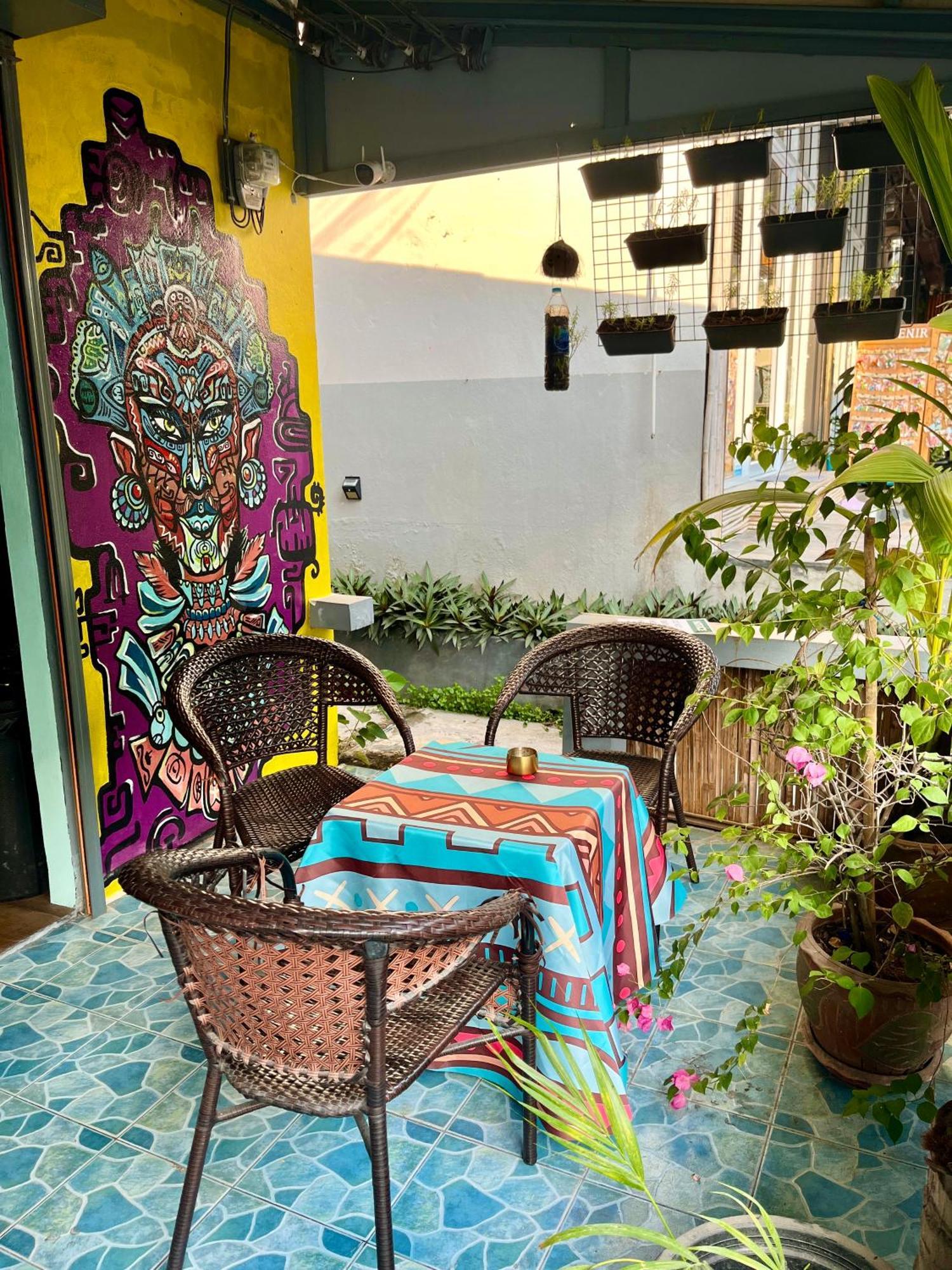 Tiki Tribe Bar & Hostel Тау Экстерьер фото