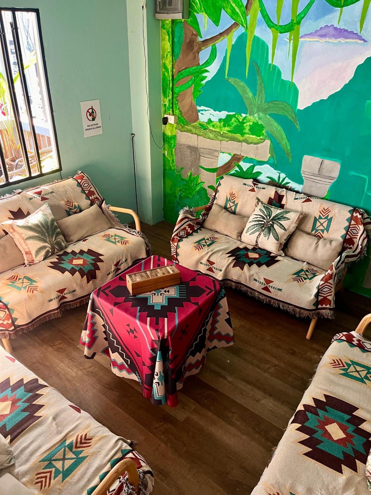Tiki Tribe Bar & Hostel Тау Экстерьер фото