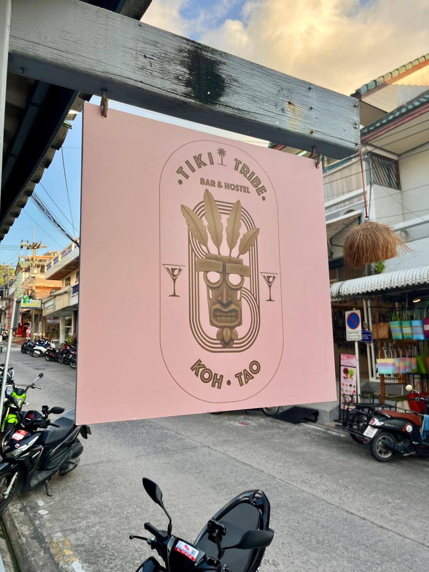 Tiki Tribe Bar & Hostel Тау Экстерьер фото