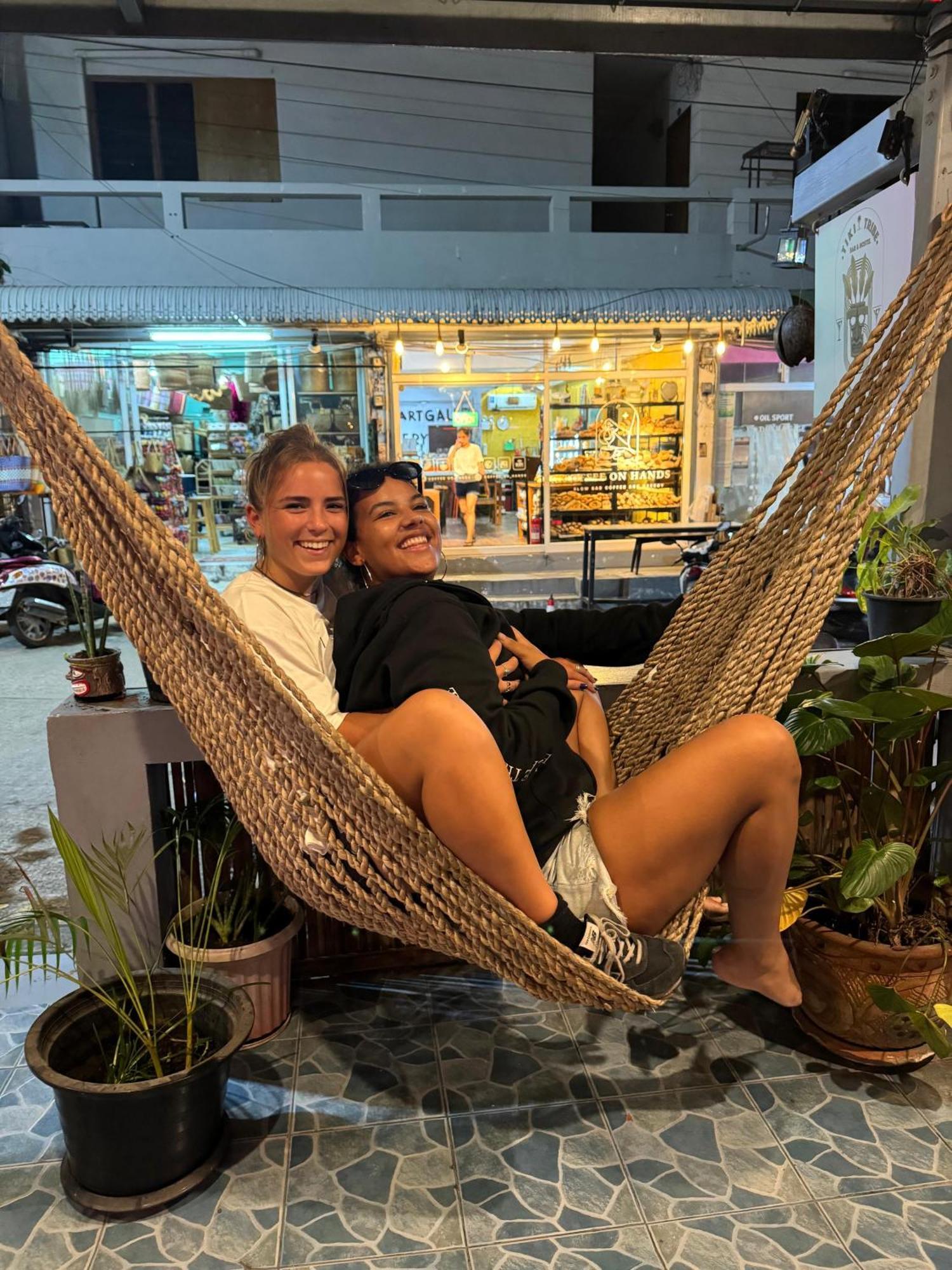 Tiki Tribe Bar & Hostel Тау Экстерьер фото